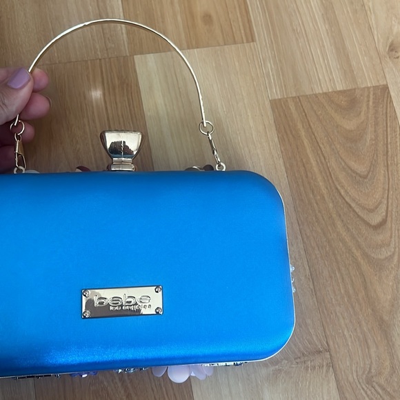 Bebe Sequenced Daisy Clutch - Picture 6 of 17